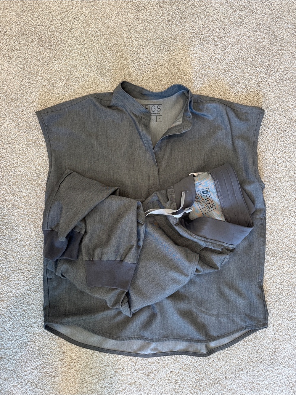 Figs Women’s Charcoal Grey Short-Sleeve Medical Top and Joggers